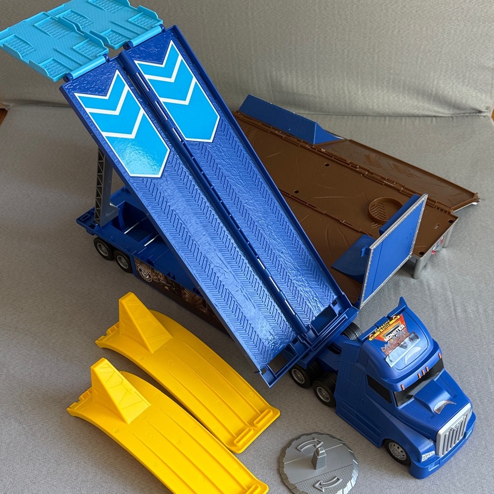 Monster Jam 2-in-1 Transforming Hauler Play Set